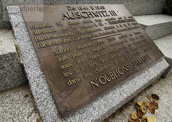 Gedenktafel  Gedenkstätte KZ Auschwitz  Cimetiere du Pere Lachaise  Friedhof Paris  Frankreich  Europa
