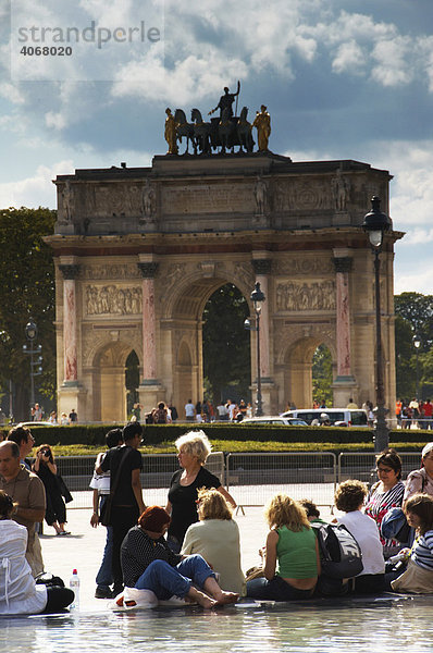 Menschen vor Arc de Triomphe du Carrousel  Paris  Frankreich  Europa