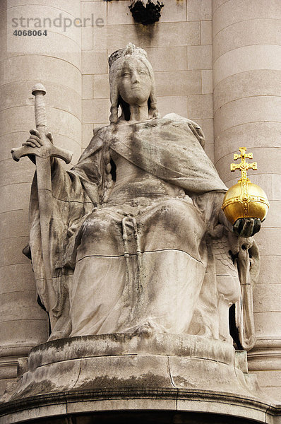 Statue auf der Alexanderbrücke  Pont Alexandre III  Paris  Frankreich  Europa