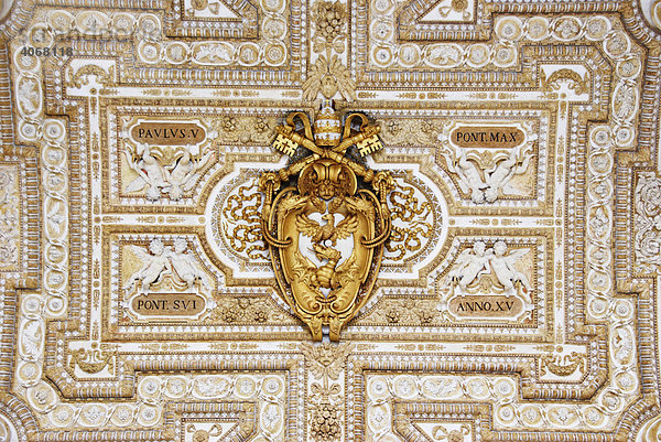 Deckenornamente im Eingangsportal des Petersdom  Vatikan  Rom  Italien  Europa