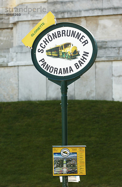 Haltestelle der Schönbrunner Panorama Bahn im Schlosspark Schönbrunn  Wien  Österreich  Europa