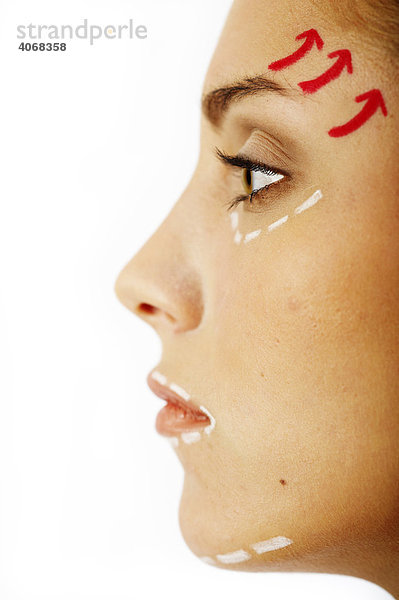 Junge Frau mit Markierungen im Gesicht für Schönheits-OP