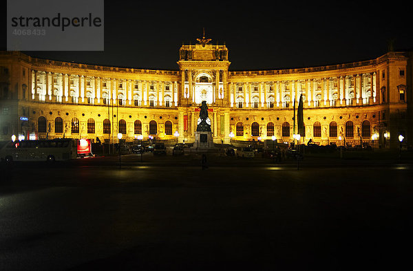 Österreichische Nationalbibliothek in Hofburg bei Nacht  Wien  Österreich  Europa
