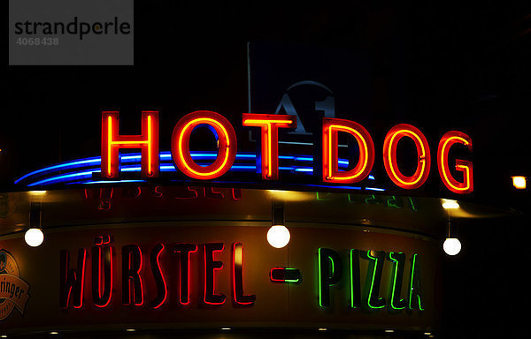 Leuchtschiften Hot Dog  Würstel  Pizza  Wien  Österreich  Europa