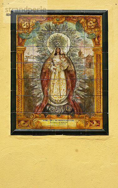 Bild der Maria auf kunstvollen Keramiken  Außenmauer einer Kirche in Sevilla  Andalusien  Spanien  Europa