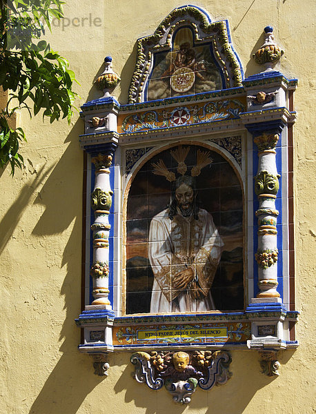 Bild des Jesu auf kunstvollen Keramiken  Außenmauer einer Kirche in Sevilla  Andalusien  Spanien  Europa