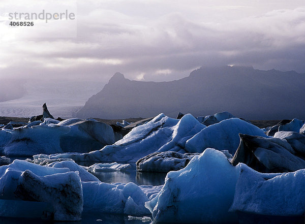 Gletscherlagune Jokulsarlon auf Island und Vatnajokul hinten  Island  Europa