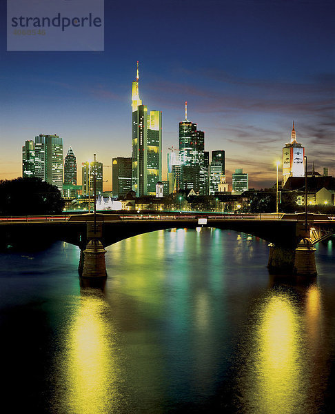 Skyline Frankfurt nach Sonnenuntergang  Hessen  Deutschland  Europa