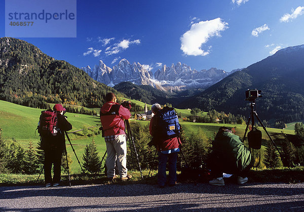 Japanische Photographen vor Alpenpanorama der Geislergruppe  Südtirol  Italien  Europa