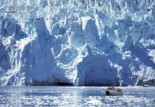 Fjord mit Gletscherkante und Schiff  Alaska  USA