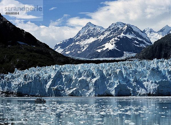 Fjord mit Gletscherkante und Schiff  Alaska  USA