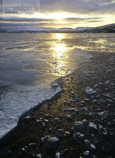 Fjord mit Packeis  Spitzbergen  Norwegen  Arktis