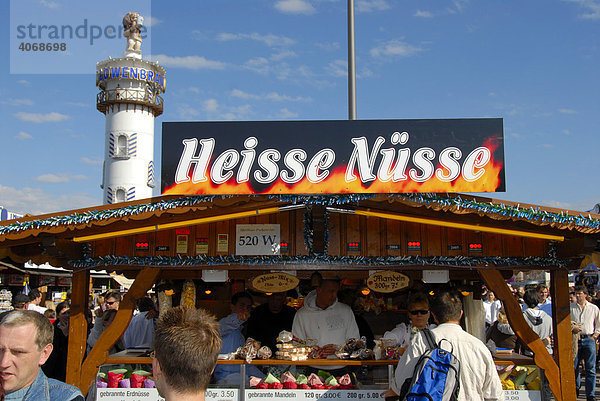 Bude für gebrannte Mandeln  heiße Nüsse  Oktoberfest  München  Bayern  Deutschland  Europa