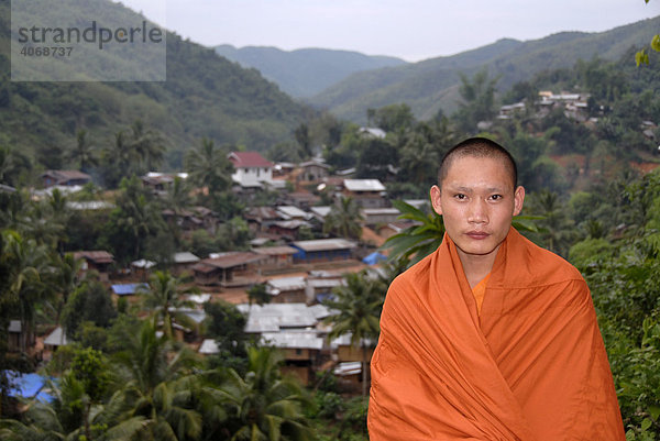 Buddhistischer Mönch in oranger Robe vor Dorf Samphan  Phongsali Provinz  Laos  Asien