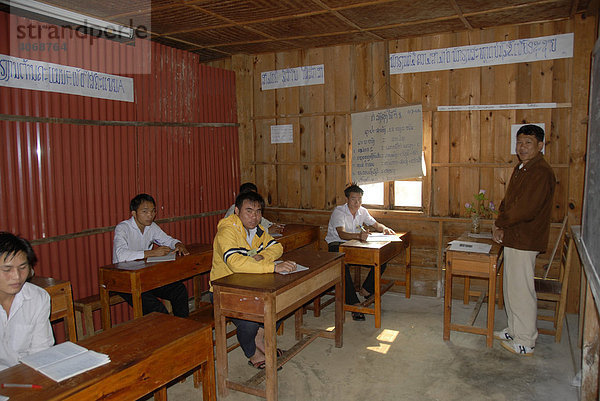 Junge Menschen lernen Englisch in Berufsschule  Phonsavan  Provinz Xieng Khuang  Laos  Südostasien