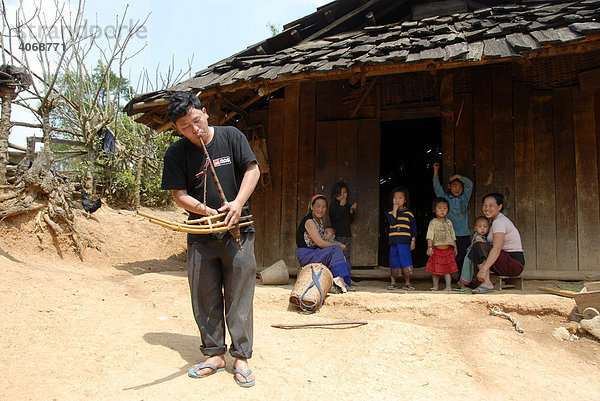 Hmong Musiker spielt Melodie auf traditionellem Instrument Flöte im Dorf  Phakeo  Provinz Xieng Khuang  Laos  Südostasien