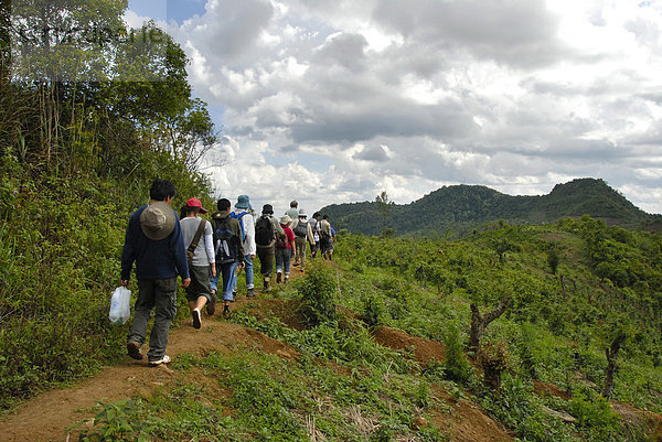 Touristen auf Trekkingtour vor dem Berg Phu Fa  Provinz Phongsali  Laos  Südostasien