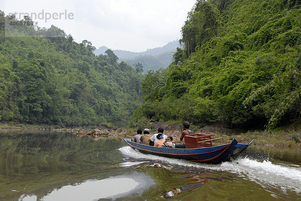Abenteuerliche Fahrt mit dem Boot duch Dschungel auf dem Nam Ou Fluss  Phongsali Provinz  Laos  Südostasien