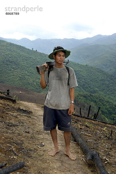 Laote mit Gewehr in den Bergen nach Brandrodung  Phongsali Provinz  Laos  Südostasien