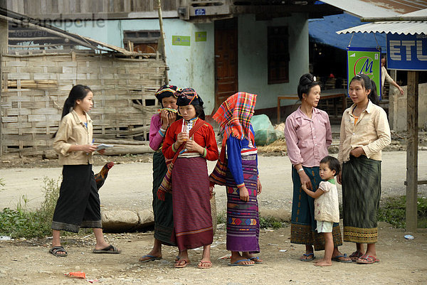 Frauen der Tai Dam Ethnie in traditioneller Tracht  Muang Mai  Phongsali Provinz  Laos  Südostasien