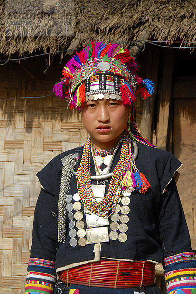Frau der Akha Loma Ethnie in bunter traditioneller Tracht gekleidet  Ban Noy  Phongsali Provinz  Laos  Südostasien