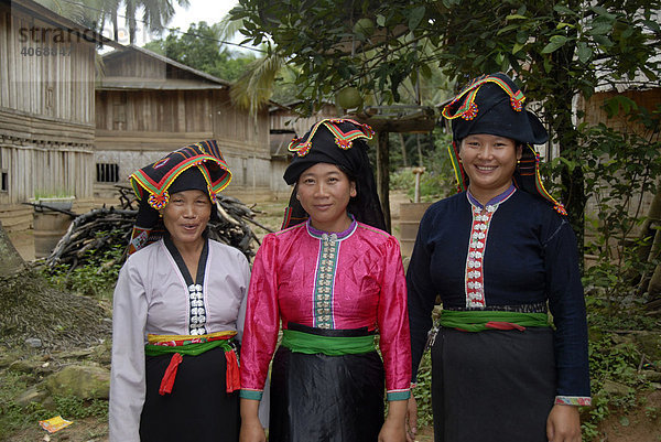 Drei Frauen der Tai Dam Ethnie in traditioneller Tracht  Ban Monesavanh  Phongsali Provinz  Laos  Südostasien