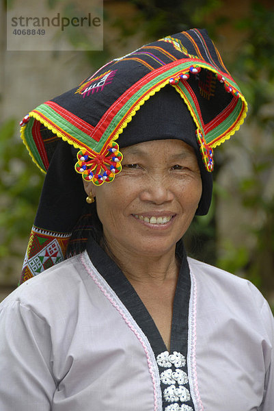 Frau der Tai Dam Ethnie in traditioneller Tracht  Ban Monesavanh  Phongsali Provinz  Laos  Südostasien