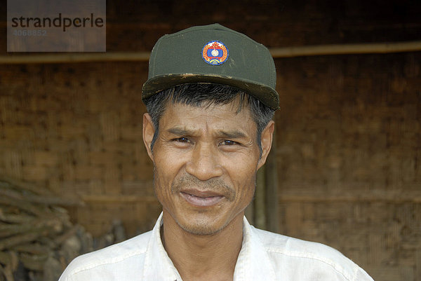 Portrait freundlicher Polizist der Khmu Ethnie mit Schirmmütze  Ban Lahang Yai  Phongsali Provinz  Laos  Südostasien