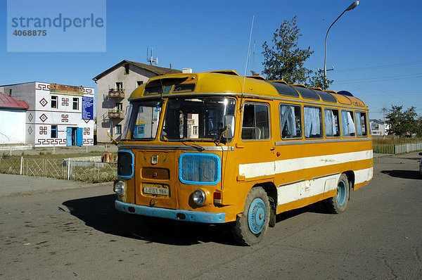 Alter  gelber russischer Bus in Ulaangom  Uvs Aimag  Mongolei  Asien