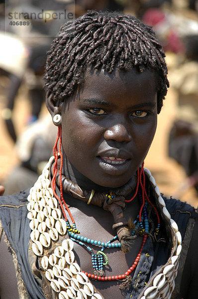 Junge Frau mit Halskette aus Kaurimuscheln  Markt in Keyafer  Äthiopien  Afrika
