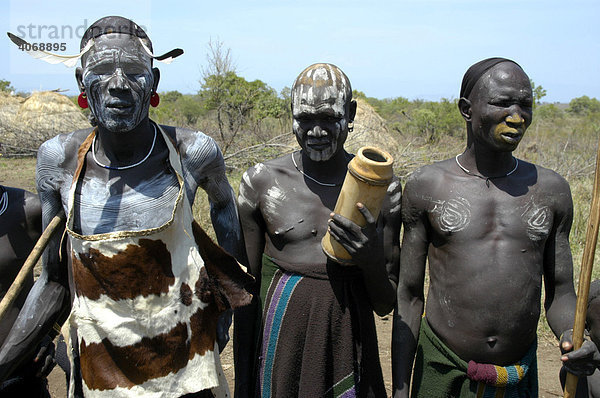 Häuptlinge  Chiefs  drei Männer mit Farbe im Gesicht vom Volk der Mursi  bei Jinka  Äthiopien  Afrika