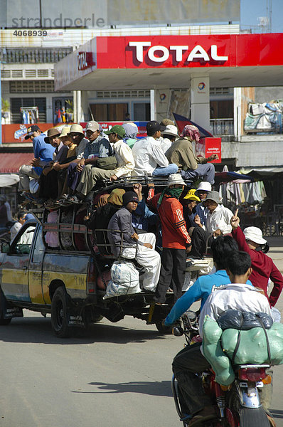 Total mit Menschen überfüllter Pick Up vor Tankstelle bei der Fährstation Neak Loeang  Kambodscha  Südostasien