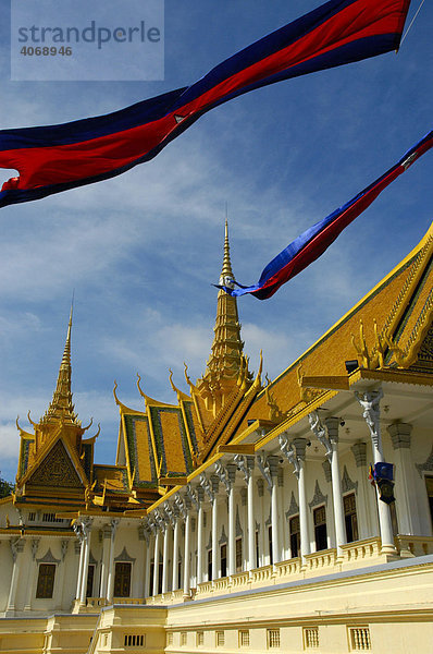 Wehende Nationalfahnen vor dem Thronsaal Königspalast  Phnom Penh  Kambodscha  Südostasien