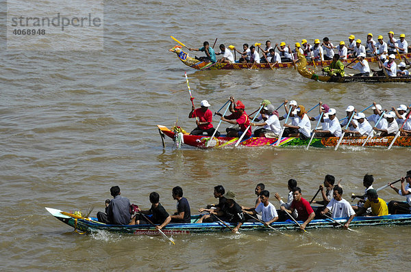Große Ruderboote mit vielen Ruderern im Wettstreit  Wasserfestival  Phnom Penh  Kambodscha  Südostasien