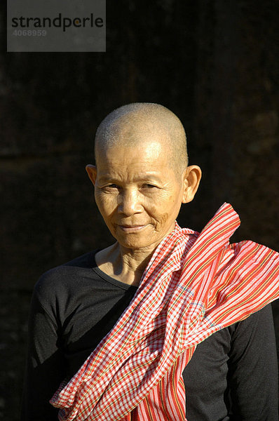 Portrait  alte Frau  Pilgerin mit kahlem Kopf  Tempel Branteay Srei  Angkor  Siem Reap  Kambodscha  Südostasien