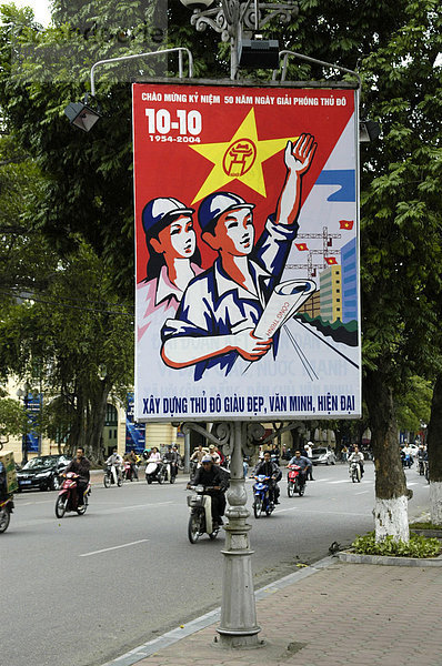 Sozialistisches Propagandaplakat an einer Hauptverkehrsstraße  Hanoi  Vietnam  Südostasien