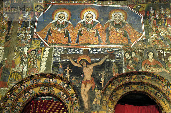 Äthiopisch Orthodoxes Christentum  buntes Wandgemälde Dreifaltigkeit und Jesus am Kreuz  Dreieinigkeitskirche Debre Berhan Selassie  Gondar  Äthiopien  Afrika