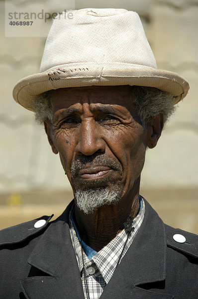 Portrait  Wächter in Uniform und weißem Hut  Axum  Äthiopien  Afrika