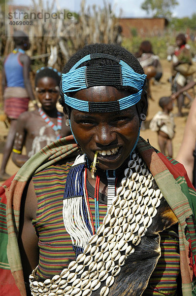 Portrait  Mädchen mit Kette aus Kaurimuscheln  Keyafer  Äthiopien  Afrika