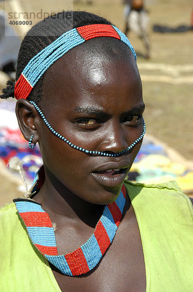 Portrait  junge Frau mit bunter Kette  Keyafer  Äthiopien  Afrika