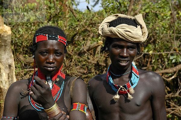 Portrait  Paar bunt geschmückt  Keyafer  Äthiopien  Afrika