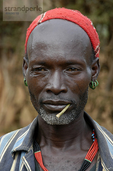 Portrait  junger Mann mit Stöckchen im Mund  Keyafer  Äthiopien  Afrika