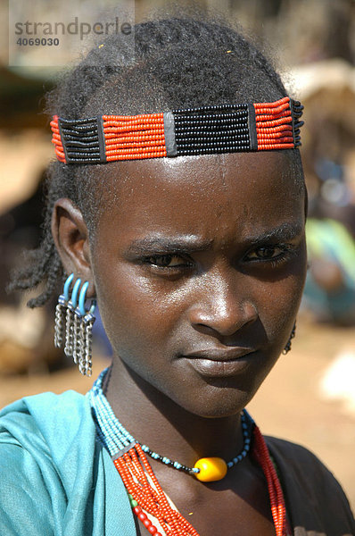 Portrait  junge Frau mit buntem Kopfschmuck  Markt von Dimeka  Äthiopien  Afrika