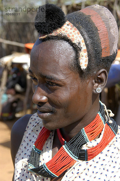 Portrait  Mann mit Haartracht aus buntem Lehm und Halsketten  Markt von Dimeka  Äthiopien  Afrika