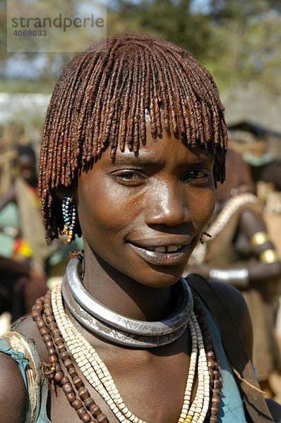 Portrait  junge Frau mit rotem Lehm in den Haaren und Halsringen  Markt von Dimeka  Äthiopien  Afrika