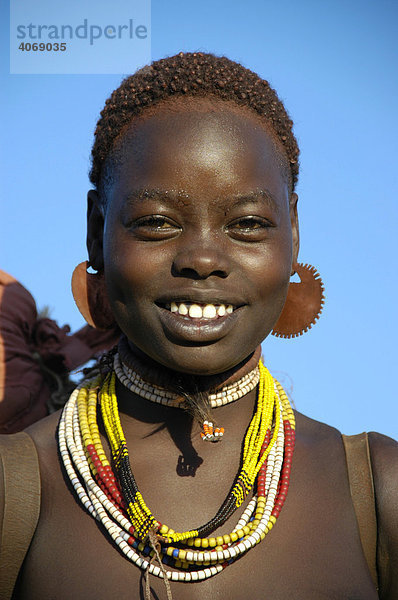 Portrait  junge Frau trägt bunte Halsketten  bei Turmi  Äthiopien  Afrika