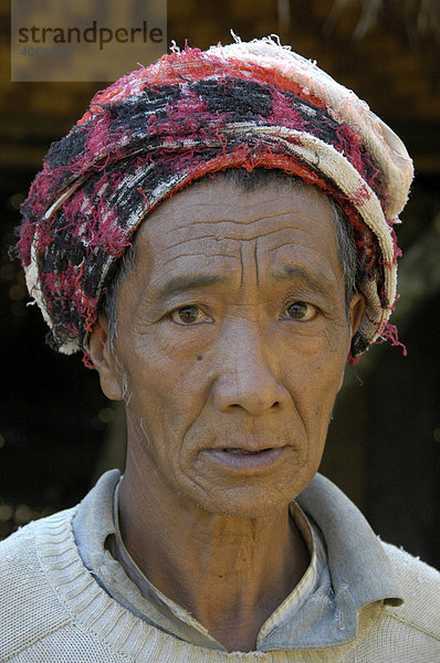 Portrait  alte Frau trägt Tuch als Turban  Shan State  Birma  Südostasien