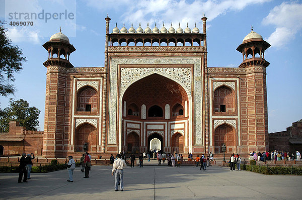 Rotes Eingangsportal zum Taj Mahal  Agra  Uttar Pradesh  Indien  Asien