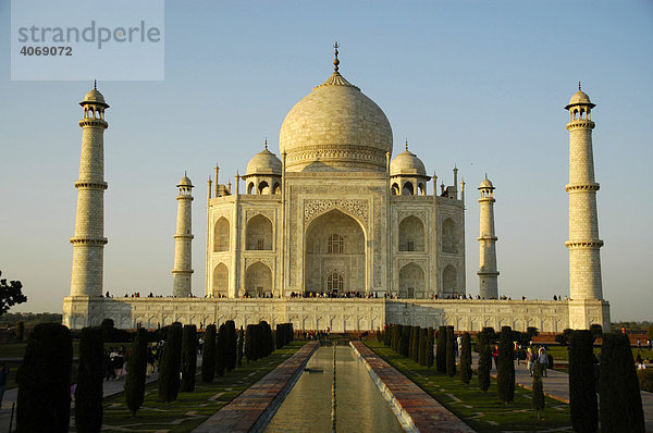 Klassischer Anblick  Taj Mahal im Abendlicht  Agra  Uttar Pradesh  Indien  Asien