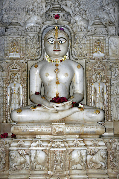 Jainismus  Gottheit aus Marmor  Jain Tempel Ranakpur  Rajasthan  Indien  Asien